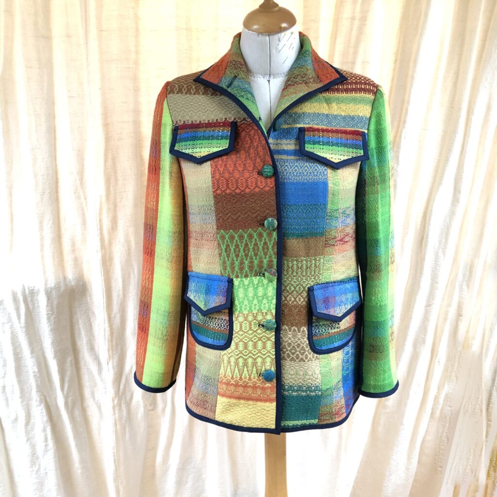 Handgemaakte jasje van handgeweven biologisch merinoswol stof.