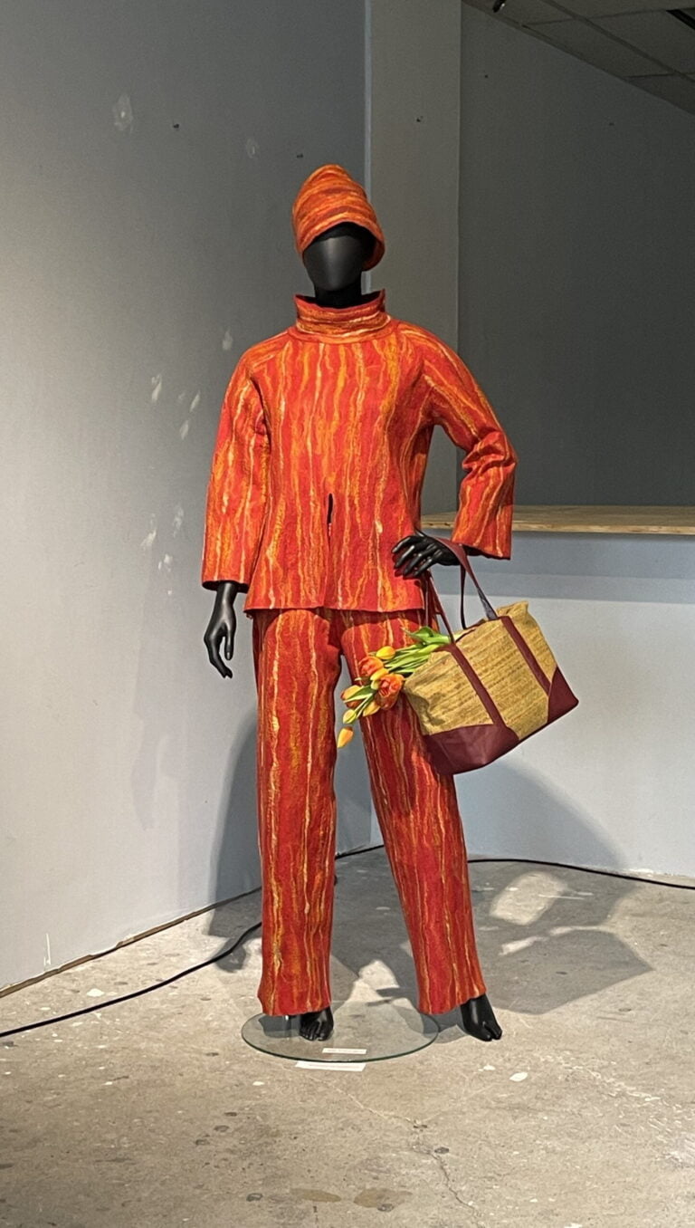 Een handgevilte broekpak van heldere rode tinten