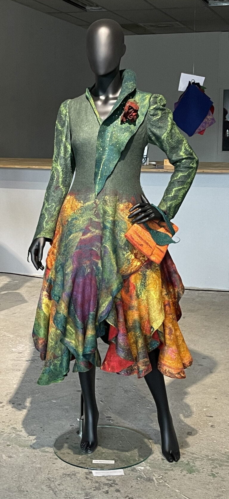 Een prachtige japon met heldere kleuren van de parrot type tulp