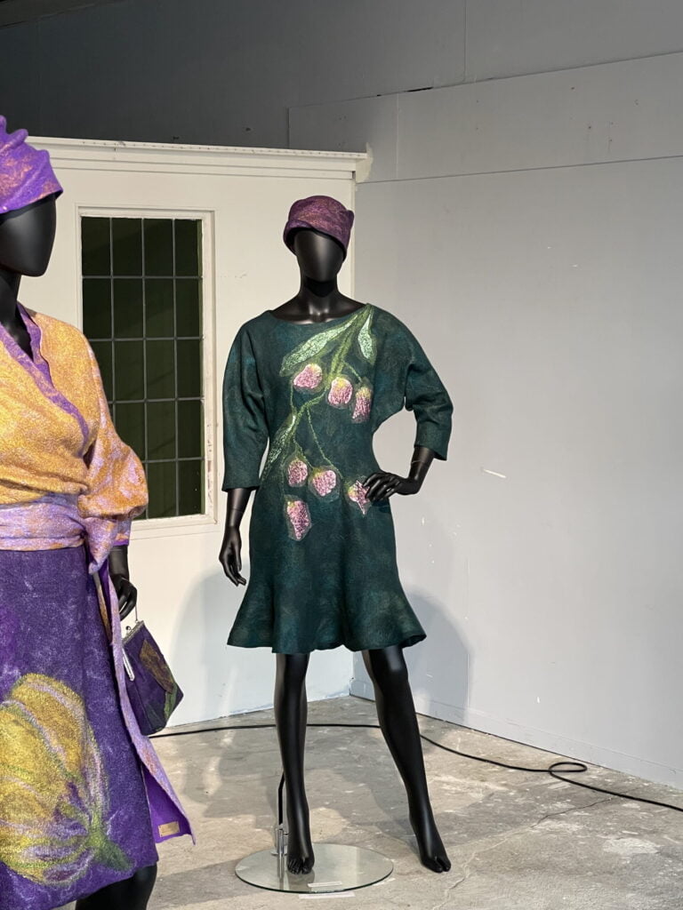 Een elegante jurk in diep groen kleur met mooie roze tulpen